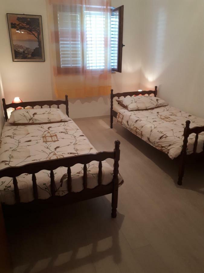 Apartments Njivice Bajcic Eksteriør bilde